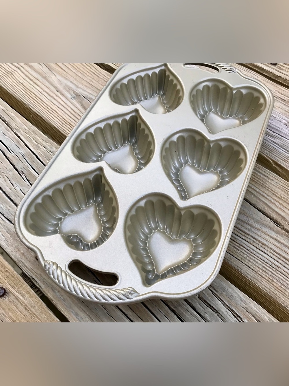 Nordic Wear Heart Cakelet Large Muffin Pan Lava Cake Heart Shape Pan Bakeware - Picture 2 of 11